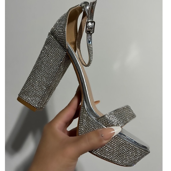 NWT!! Rhinestones Silver Round Toe Heel - Picture 2 of 2
